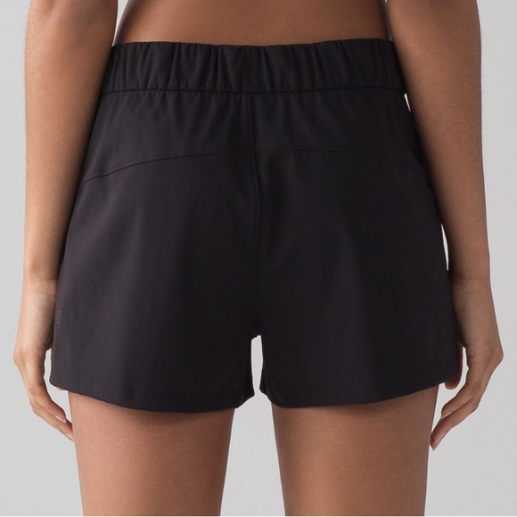 Lululemon On The Fly Short in Black Size 8 - Picture 4 of 8